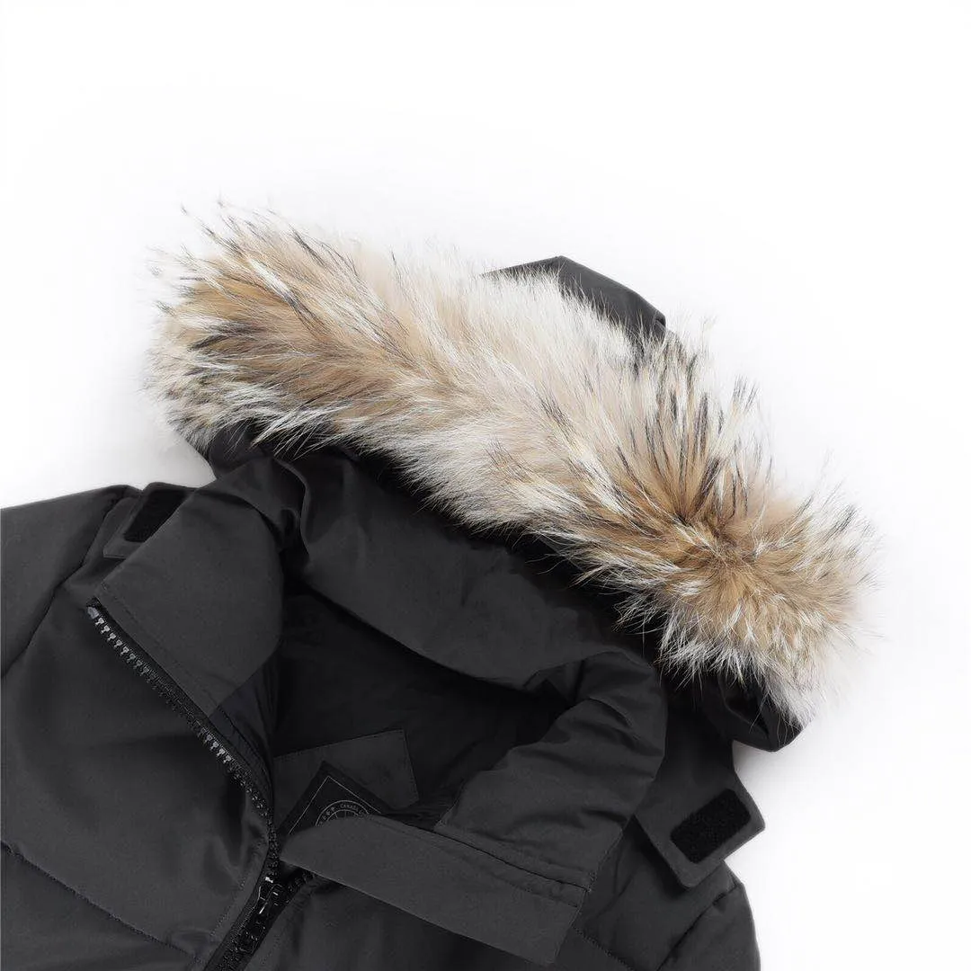P760 Canada Goose Canada Goose #Mystique 3035LB extended parka down jacket/22 styles #women# ➖ Genuine synchronous anti-counterfeiting chip sensor! ➖ Imported 21-count polyester-cotton blended original fabric [last year’s 16-count/18-count hard fabrics have been completely eliminated, this year all use 21-count genuine synchronous fabrics, the soft mid-strap feels delicate and textured], genuine synchronous Feather-Light 10D waterproof coating fabric, made of 84.5 polyester fiber and 15.5 cotton, 100% the best feel in the entire network! ➖ The genuine official website is synchronized with the international standard 90 velvet! ➖ Using the best nylon lining with double double-layer sealing design, velvet-proof No. 7 needle + grid-filled down ready-made garments, there is 100% no so-called velvet running! ➖ The cuffs are designed with thickened seamless threads, and the collar and pockets are lined with top-quality polar fleece to keep you warm and comfortable! ➖ Yoshida YKK provides original custom-made electroplated sliders. YKK two-way lockable zippers are tight and smooth and will not peel off paint! ➖ 3M composite guarantees that the Velcro is the same as the original, durable, and all accessories and hardware are custom-made! ➖ Imported BEHRINGER embroidery machine to customize the 10,000-needle embroidery logo, 98% of which can be reproduced to restore the original logo. You can check and compare on the official website! ➖ The fur collars are all made of large pieces of Western Canadian blue wolf hide, ensuring that each fur collar is 13-15cm wide!  ⛔No slander, no exaggeration, professionalism because of focus!  SIZE: S M L [Attached: Size chart]